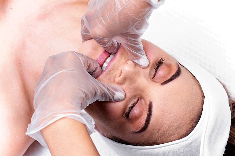 Fotografía real de Sakura: terapeuta con guantes realizando masaje intraoral facial de forma cuidadosa