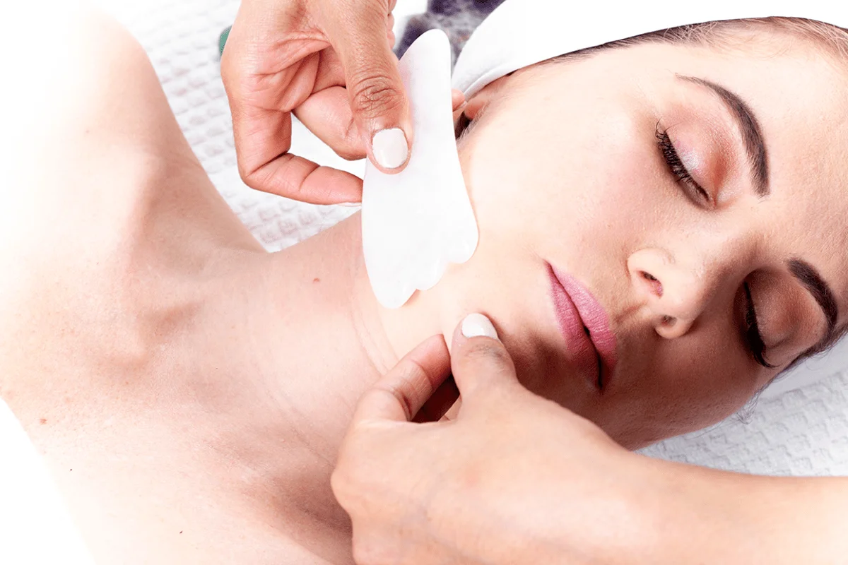 masaje con gua sha facial