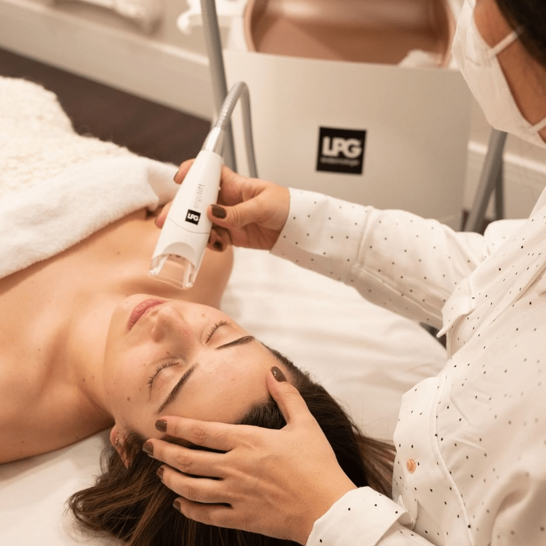 Sesión de rejuvenecimiento facial con cabezal Ergolift LPG en clínica de CDMX