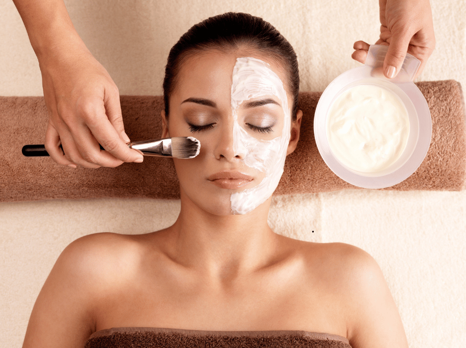 Terapeuta realizando masaje Kobido en Sakura Estética Avanzada.