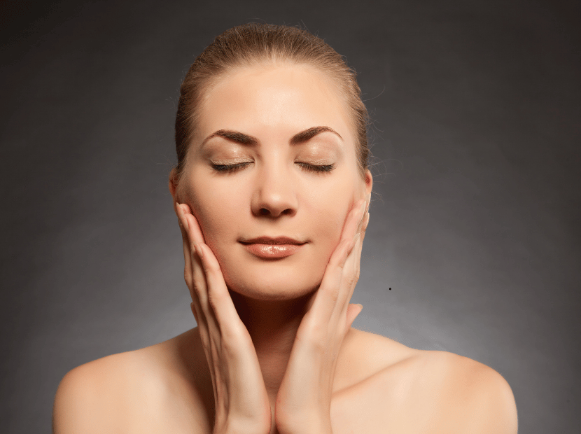 mujer con masaje facial reafirmante